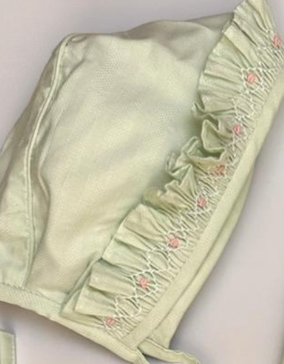 Pañalero y gorra bordado hecho a mano color verde bajito con bordado rosa para bebe niña.