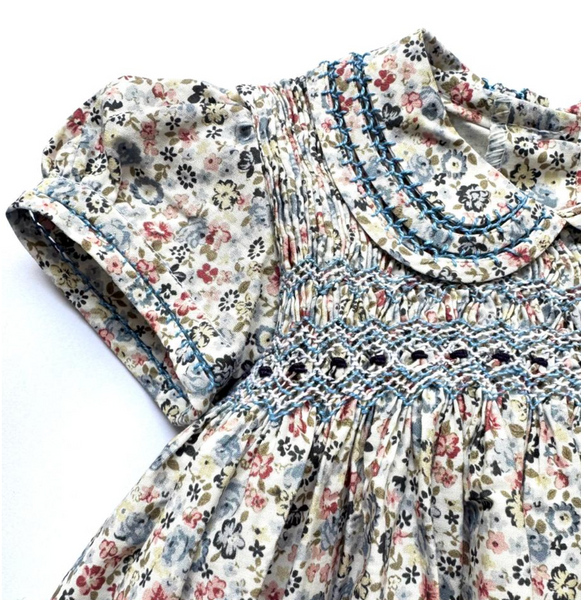 Vestido bordado hecho a mano estampado de flores color azul para niña. |