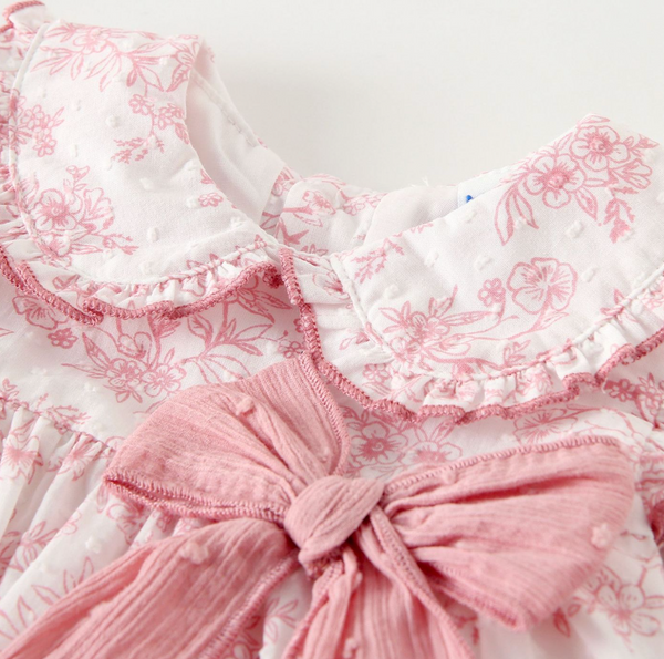 Vestido estamapado de florecitas colo rosita con lazo al frente y braguita para bebe niña. | NEWNESS