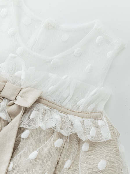 Vestido de ceremonia color beige combinado con blanco y lazo al frente para niña | NEWNESS