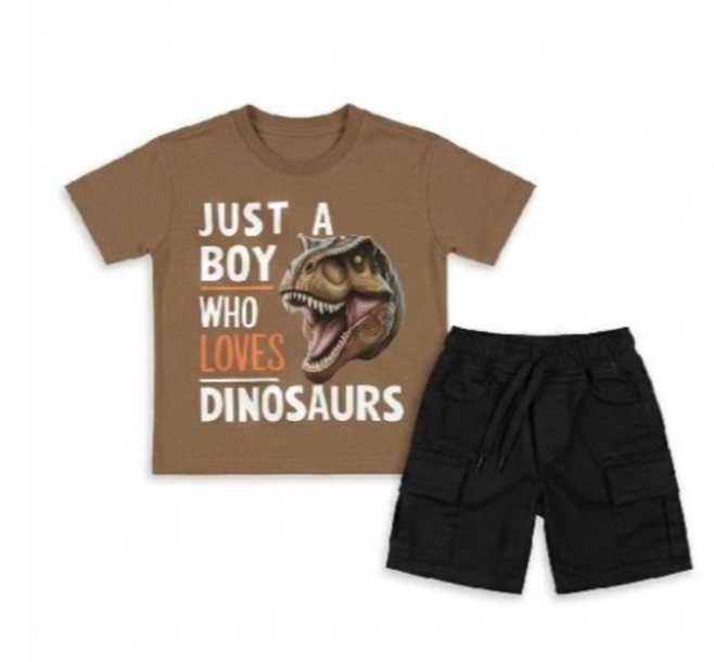 Conjunto dos piezas playera cafe con estampado y short negro para niño.