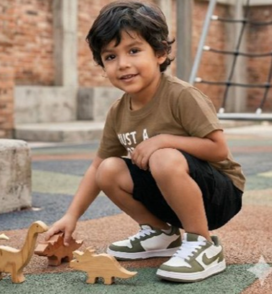 Conjunto dos piezas playera cafe con estampado y short negro para niño.