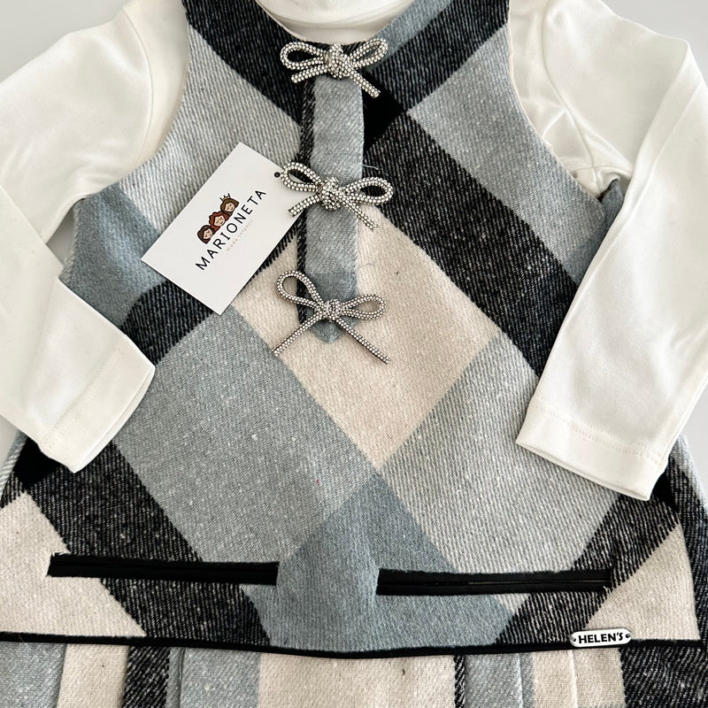 Jumper de cuadros color azul con detalle de moños y playera ivory para niña.