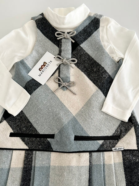 Jumper de cuadros color azul con detalle de moños y playera ivory para niña.