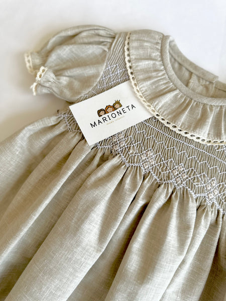 Vestido bordado hecho a mano lino color beige para niña | MARCA CARPI