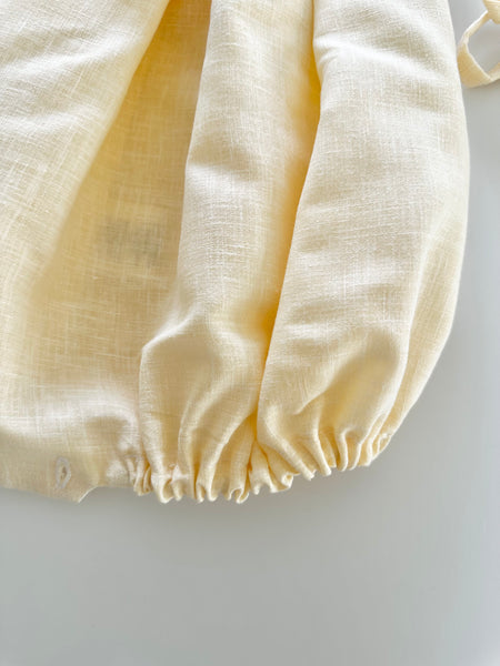 Pañalero y gorra bordado hecho a mano color amarillo bajito para bebe niña |