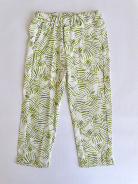 Conjunto dos piezas pantalón y blusa estampada color verde para niña .