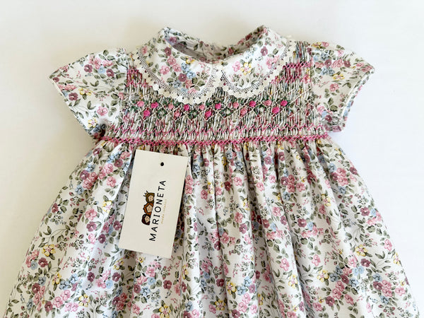 Vestido bordado hecho a mano floreado rosita con picueta en el cuello para niña.