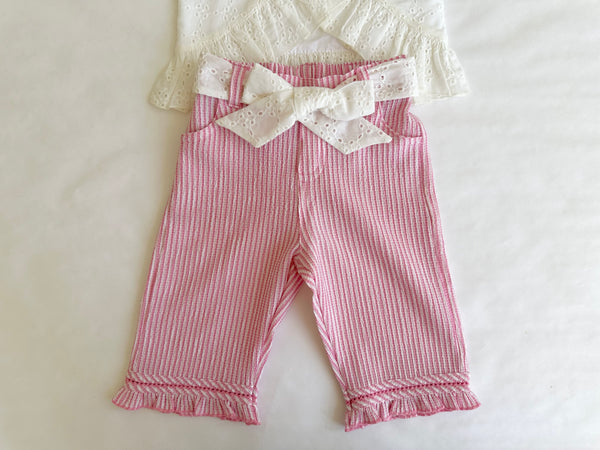 Conjunto dos piezas blusa ivory con detalle de moño al frente y capri rosa a rayas para niña. |