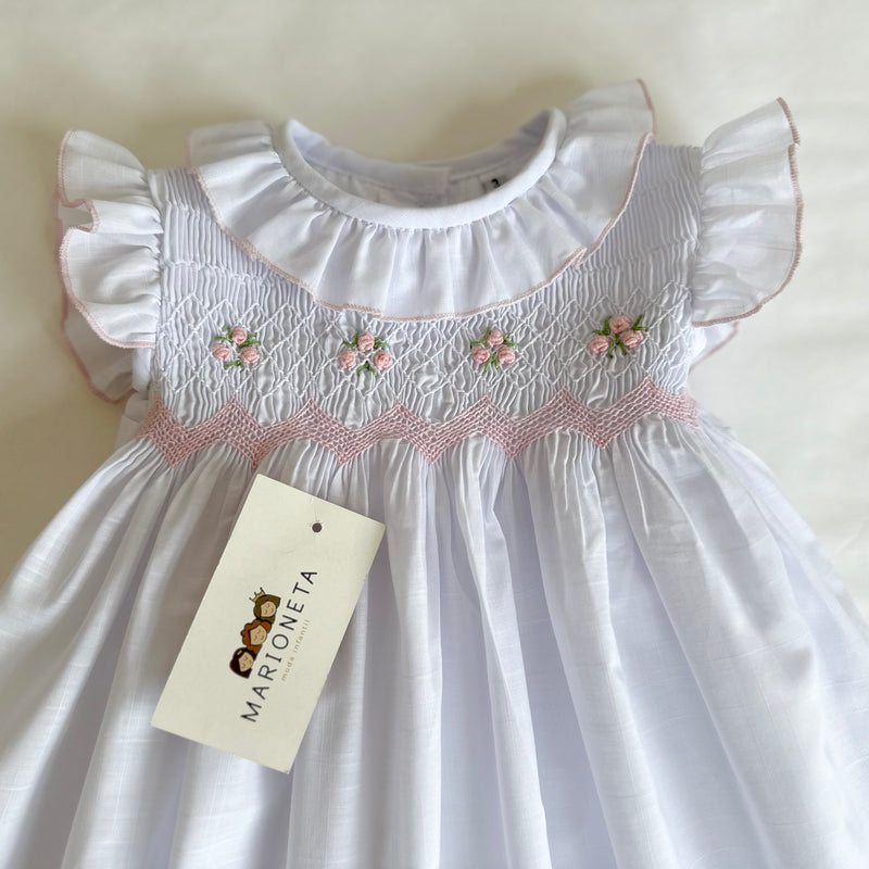 Vestido bordado hecho a mano color blanco con bordado en tono de rosa para niña | CARPI