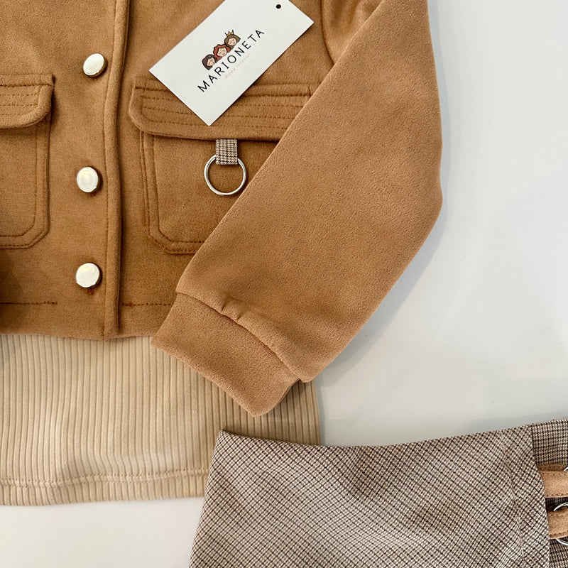 Conjunto tres piezas chamarra gamuza cafe claro, playera beige y short falda a cuadros