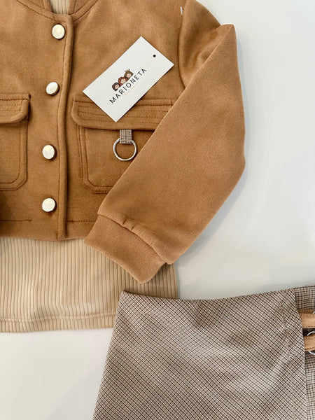 Conjunto tres piezas chamarra gamuza cafe claro, playera beige y short falda a cuadros