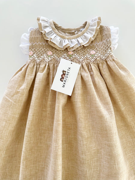 Vestido bordado hecho a mano color beige con adorno en el cuello blanco para niña.