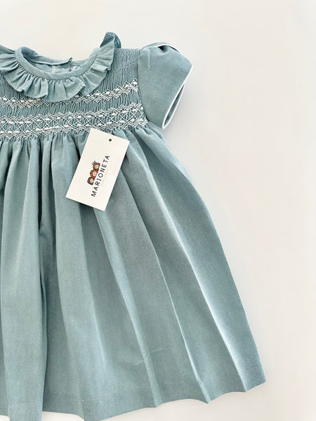 Vestido bordado hecho a mano color azul verde con bordado blanco para niña.