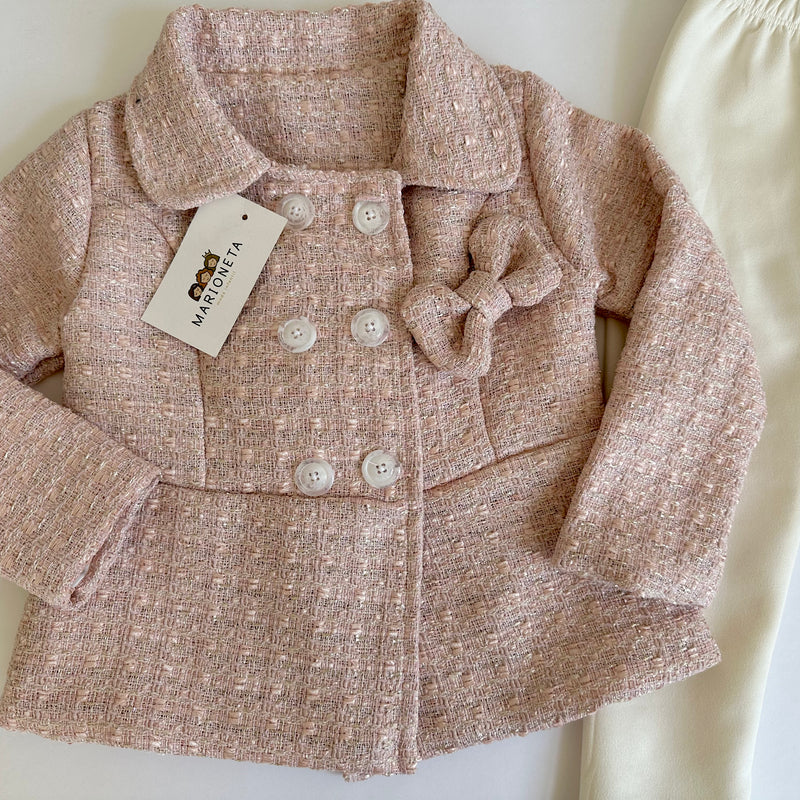 Conjunto dos piezas saco rosita con detalle de moño al frente y pantalon beige para niña |