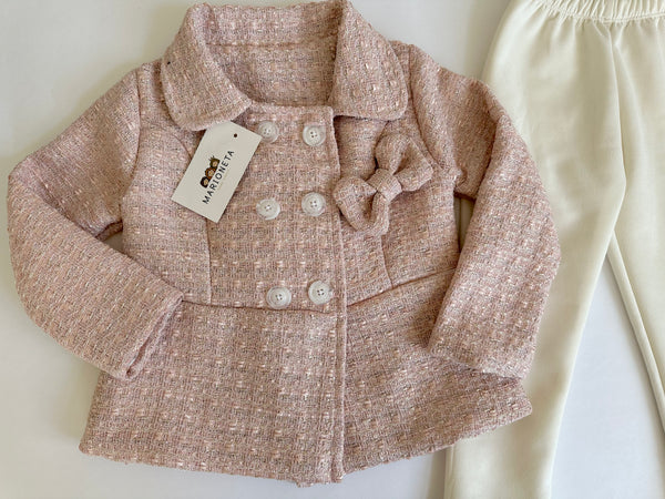 Conjunto dos piezas saco rosita con detalle de moño al frente y pantalon beige para niña |