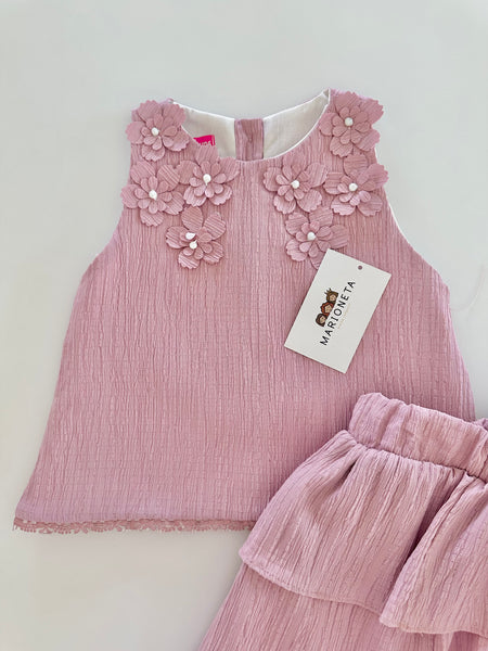 Conjunto dos piezas blusa con detalle de flores al frente y falda de olanes color rosa para niña.|