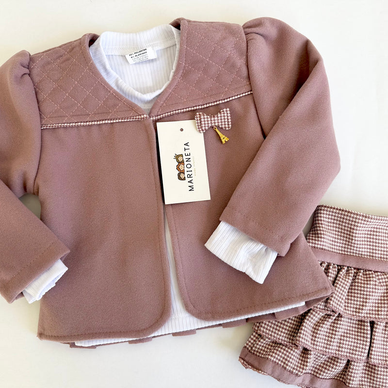 Conjunto tres piezas saco palo de rosa blusa blanca y falda a cuadros con olanes para niña.