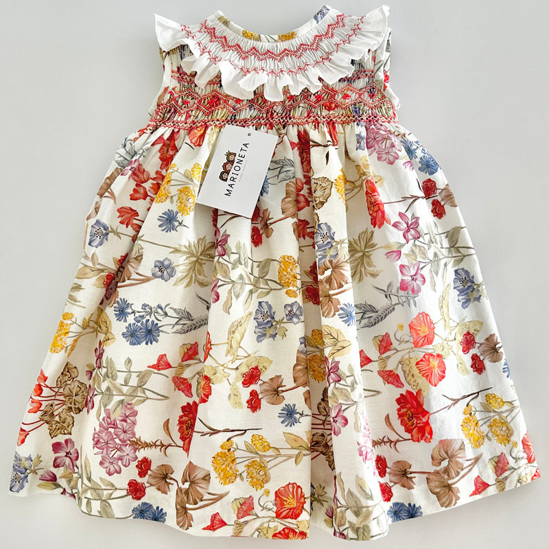 Vestido bordado hecho a mano floreado con cuello ivory para niña .