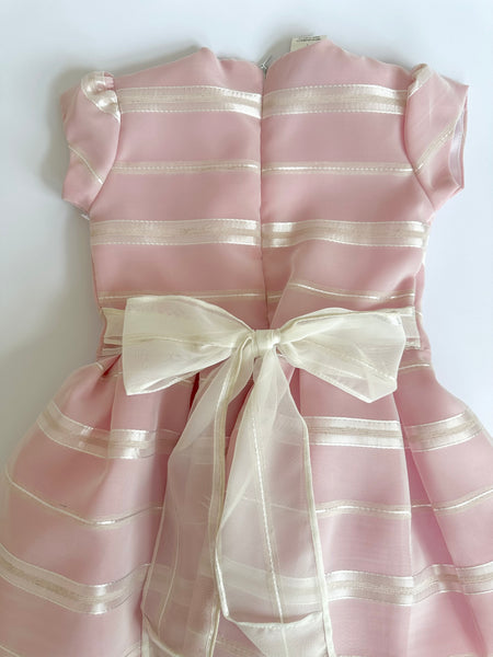 Vestido de fiesta color rosa con franjas beige y lazo al frente para para niña | mexicana