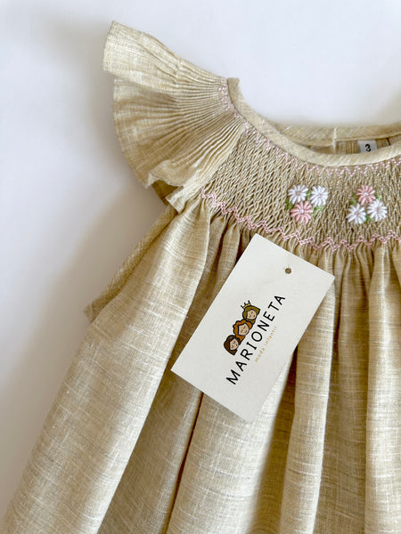 Vestido bordado hecho a mano jesucito color beige con bordado rosita para niña.