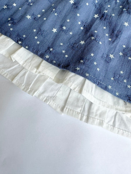 Vestido azul con estampado de estrellas con volante al frente para bebe niña | Dadati