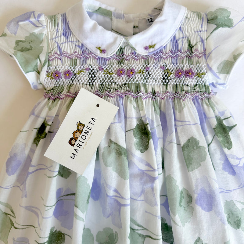 Vestido bordado hecho a mano color ivory con estampado de flores lilas y verdes para niña  CARPI|