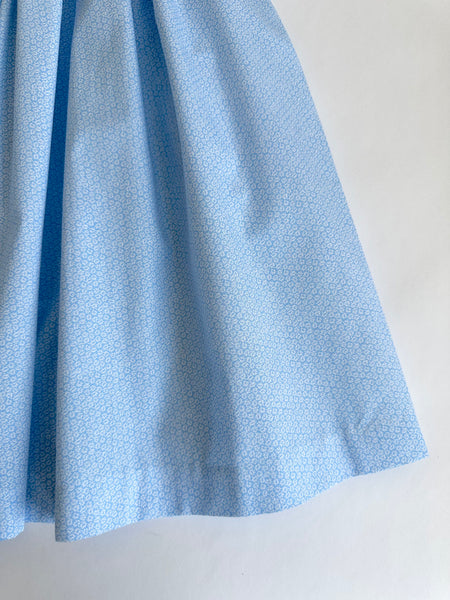 Vestido bordado hecho a mano jesucito color azul estampado con florecitas blacas para niña.