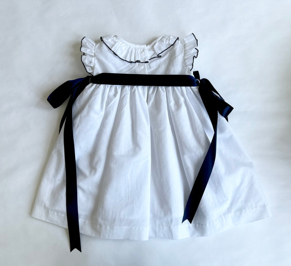 Vestido bordado a mano color blanco con detalles azul marino para niña | Carpi