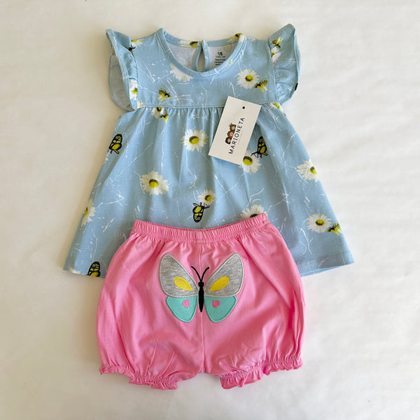 Conjunto dos piezas blusa azul con estampado de flores y short rosa para bebe niña.