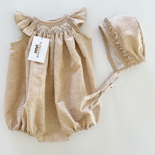 Pañalero y gorra bordado hecho a mano color beige para bebe niña.