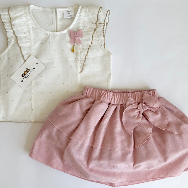 Conjunto dos piezas blusa blanca con olanes y puntitos dorados y falda de olanes con puntitos palo de rosa para niña.