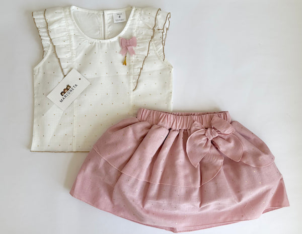 Conjunto dos piezas blusa blanca con olanes y puntitos dorados y falda de olanes con puntitos palo de rosa para niña.