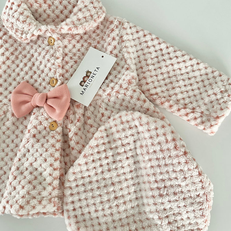 Conjunto dos piezas abrigo y bonete rosita y pantalon caki para niña | mexicano