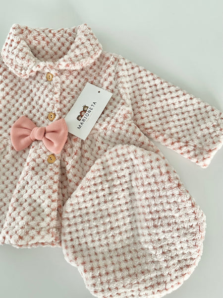 Conjunto dos piezas abrigo y bonete rosita y pantalon caki para niña | mexicano