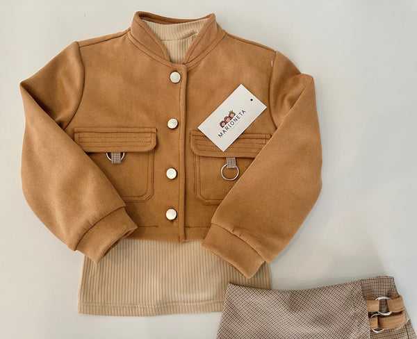 Conjunto tres piezas chamarra gamuza cafe claro, playera beige y short falda a cuadros