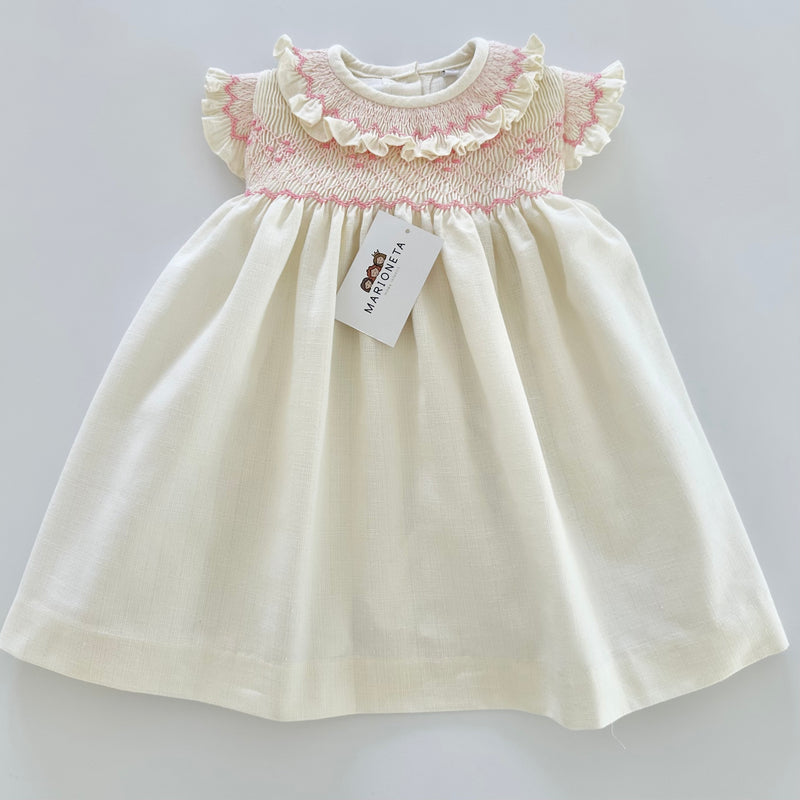 Vestido bordado  hecho a mano color ivory con adorno en el cuello y bordado color rosita|