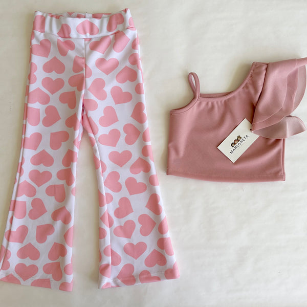 Conjunto dos piezas blusa rosa y pantalon blanco con estmpado de corazones para niña.