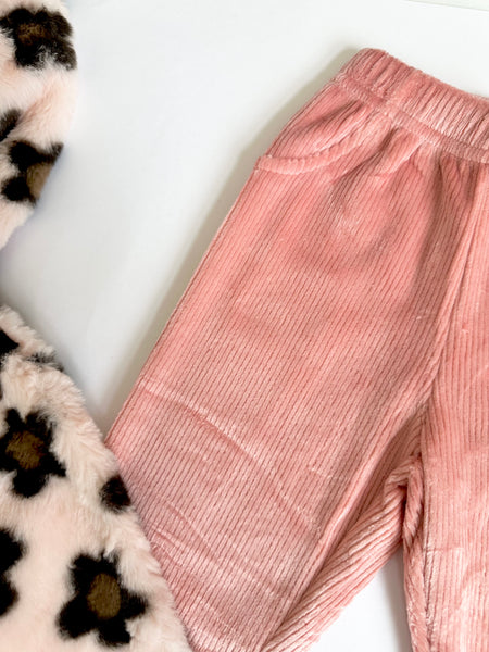 Conjunto dos piezas pantalon pana, chamarra de peluche con estampada de corazones rosa para bebe niña Mexicano