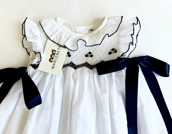 Vestido bordado a mano color blanco con detalles azul marino para niña | Carpi