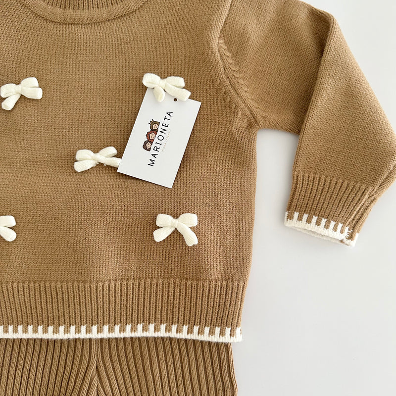 Conjunto dos piezas sueter miel con adorno de moños y pantalon tejido para niña.