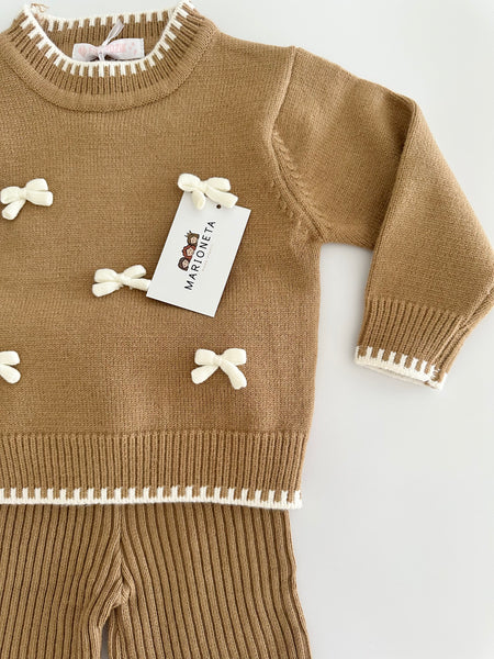 Conjunto dos piezas sueter miel con adorno de moños y pantalon tejido para niña.