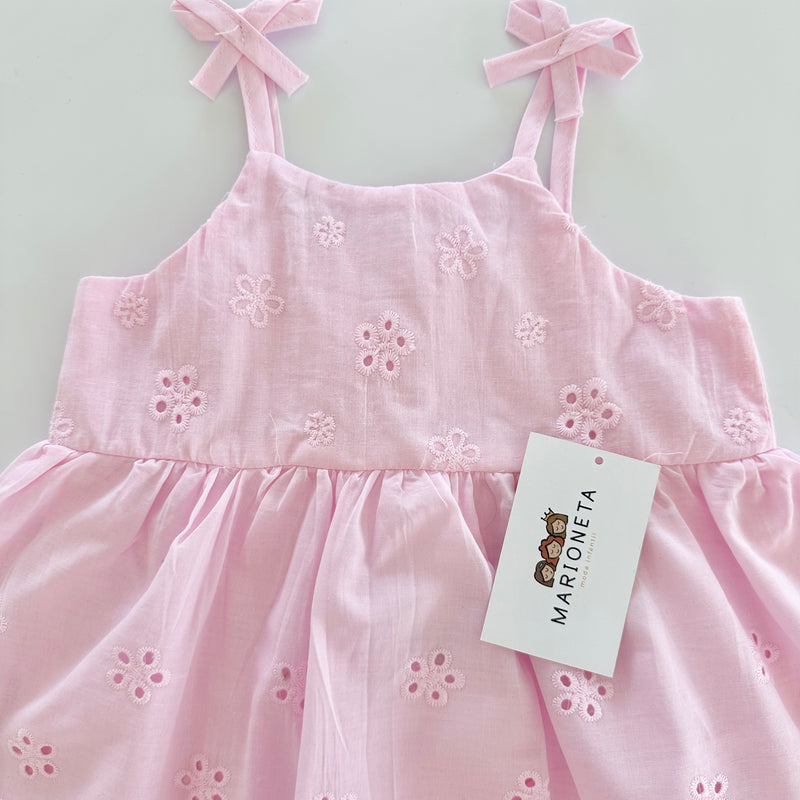 Vestido tira bordada con detalle de moños en los hombros color rosita para niña |