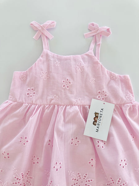 Vestido tira bordada con detalle de moños en los hombros color rosita para niña |