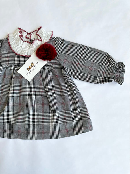 Vestido a cuadros tinto con negro  manga larga y adorno de pompom al frente para bebe niña |  Dadati