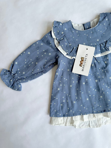 Vestido azul con estampado de estrellas con volante al frente para bebe niña | Dadati