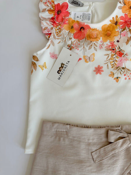 Conjunto dos piezas blusa blanca con estampado de flores  y short beige para niña.