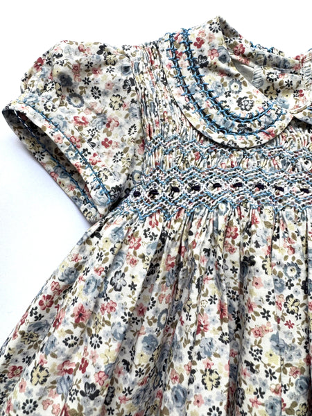 Vestido bordado hecho a mano estampado de florecitas azules para niña