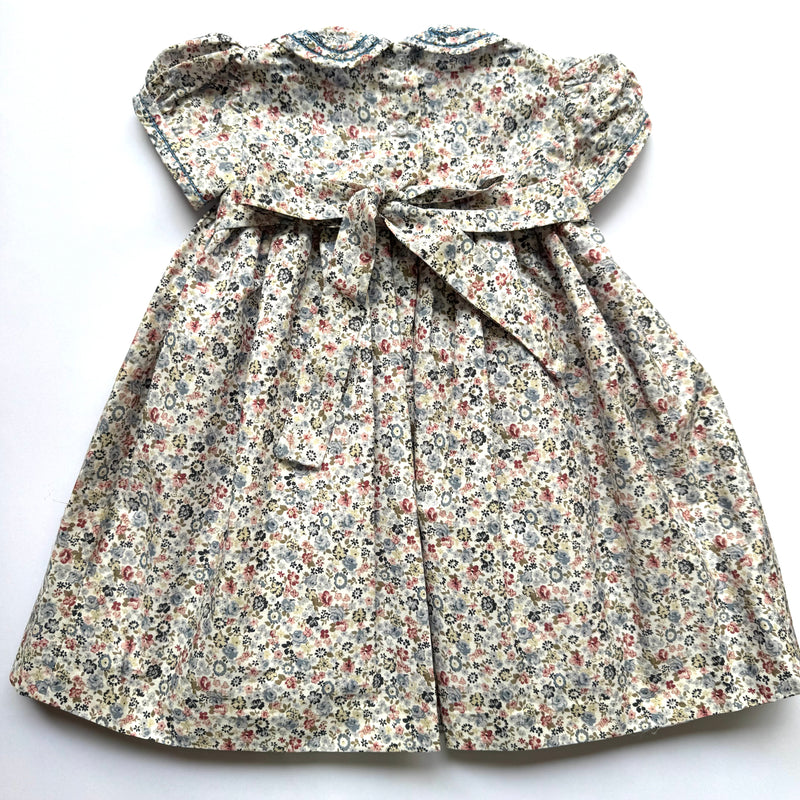 Vestido bordado hecho a mano estampado de florecitas azules para niña