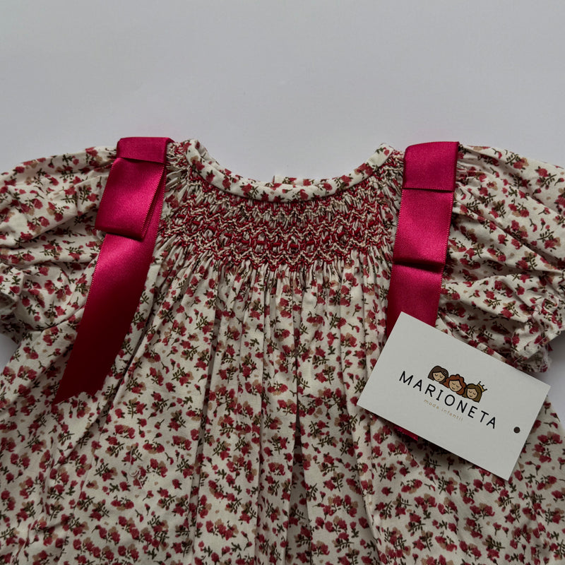 Jesuscito bordado a mano estampado de florecitas rojas con lazos en los hombros para bebe niña |